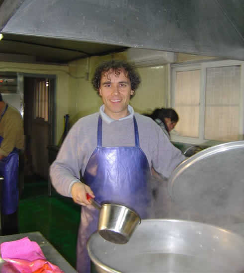 Padre Vincenzo al lavoro nella mensa dei poveri della sua missione