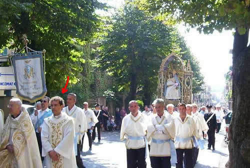 Padre Vincenzo durante la processione della Madonna del Rosario a Piansano