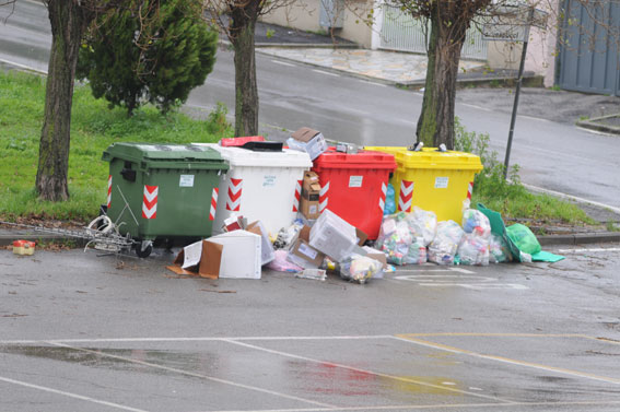 Cassonetti per la raccolta differenziata a Canino