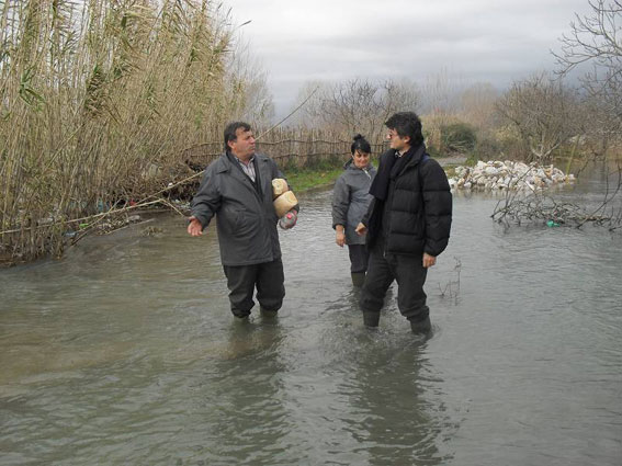 Si verificano i danni dello straripamento