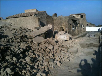 La Domus di Pompei crollata