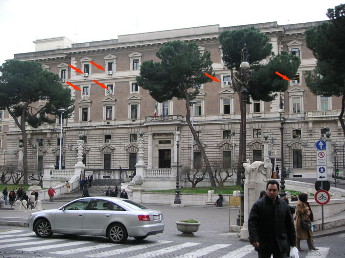 La facciata del Palazzo del Viminale, le frecce indicano i motori dei condizionatori