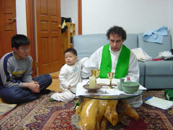 Padre Vincenzo celebra un battesimo in Corea