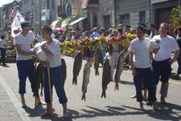 I pescatori, talvolta scalzi, chiudono il corteo