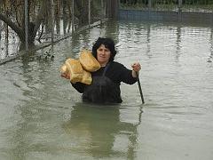 Donna a mezz'acqua con il pane per la famiglia