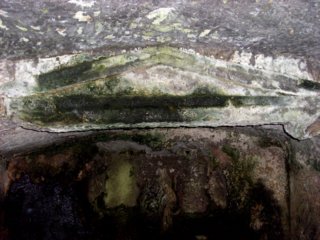 Il frontone scolpito all'ingresso della cella sacra