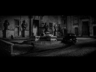 Una scena del film La dolce vita di Fellini