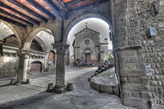 La chiesa di San Pellegrino vista da sotto il portico