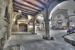 La chiesa di San Pellegrino e il palazzo degli Alessandri visti da sotto il portico 