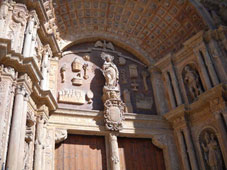 Sul portale maggiore della cattedrale unÆimmagine dellÆImmacolata Concezione circondata dai  simboli delle litanie mariane