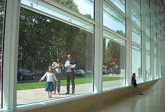 Le pareti del museo in cui è custodita l'Ara Pacis sono in vetro e acciaio. Il monumento può quindi essere apprezzato anche dall'esterno