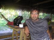 Steven nella sua capanna nella foresta amazzonica peruviana