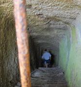 Il tunnel scavato nella roccia che immette nella tagliata che scende al bagno di Amalasunta
