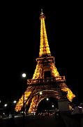 La Tour Eiffel fu costruita dal 1887 al 1889, quale entrata all'Esposizione Universale del 1889, nel centenario della Rivoluzione francese