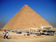 L'area antistante la piramide di Cheope è occupata da un grande parcheggio
