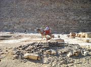 Un cammmelliere di fronte alla piramide di Chefren