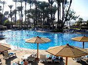 La grande piscina di un hotel a 5 stelle sul mare nella zona di Luxor