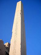 Un altissimo obelisco svetta tra le rovine del tempio