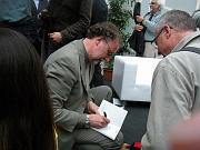 Lo scrittore Paolo De Bernardis autografa il suo volume dopo la cerimonia di premiazione