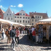 L'affollato mercato della centralissima piazza del Municipio