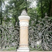 Particolare della monumentale cancellata in ferro battuto del parco Mikhailovsky