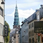 Lo Stroget, il lungo corso pedonale di Copenaghen dedicato al passeggio e allo shopping