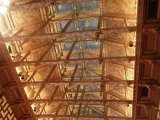 Il grandioso soffitto in legno della sala consiliare del municipio