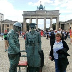 Nemesi storiche. Berlino, i simboli di un' epoca che ha terrorizzato il mondo ora per qualche euro fanno da sfondo alle foto dei turisti